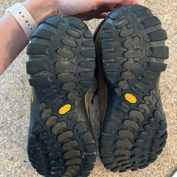 🔥Sale🔥 Merrell Hiking Boots With FLAWS Leather Men’s Maybe 10.5? Vibram Soles - Picture 8 of 17